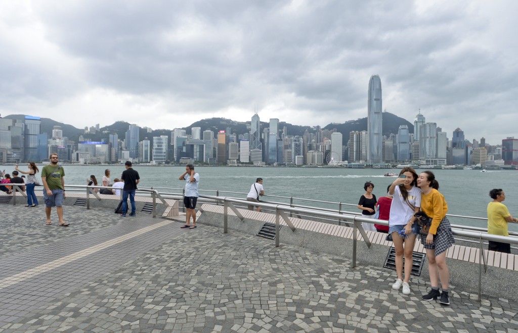 天文台預料海有大浪及湧浪，呼籲市民請遠離岸邊及停止所有水上活動。