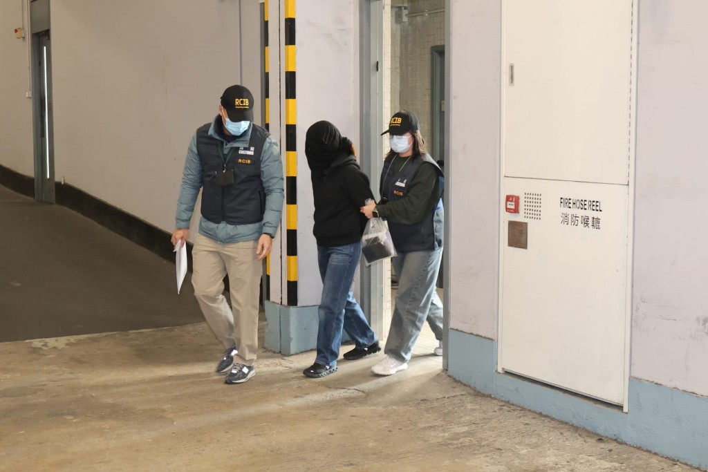 海关拘捕一名42岁女子。 海关拘捕一名42岁女子。