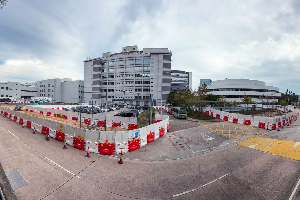 「第二學位」收生模式是「錯位發展」，能有效避免與港大和中大醫學院直接競爭中學文憑試（DSE）的畢業生。