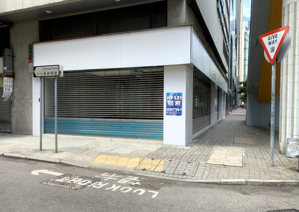 ●灣仔告士打道不少汽車店遷出後舖位一直空置,門外長期貼出放租告示。 ●灣仔告士打道不少汽車店遷出後舖位一直空置,門外長期貼出放租告示。