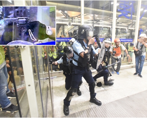 小图为警员拔枪戒备。有线新闻影片截图
