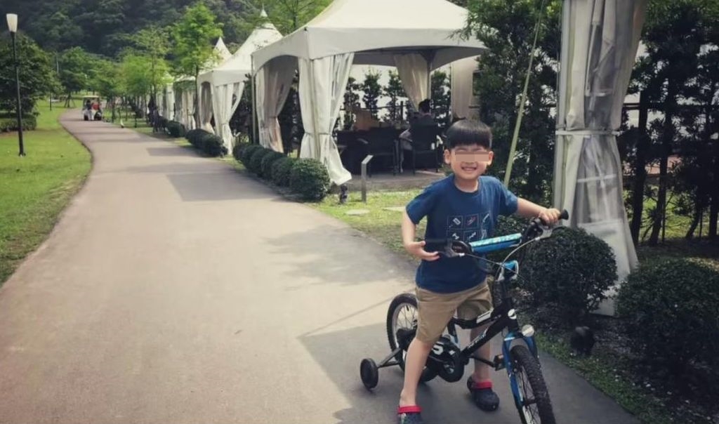 林志穎兒子踩住單車,玩得超開心。