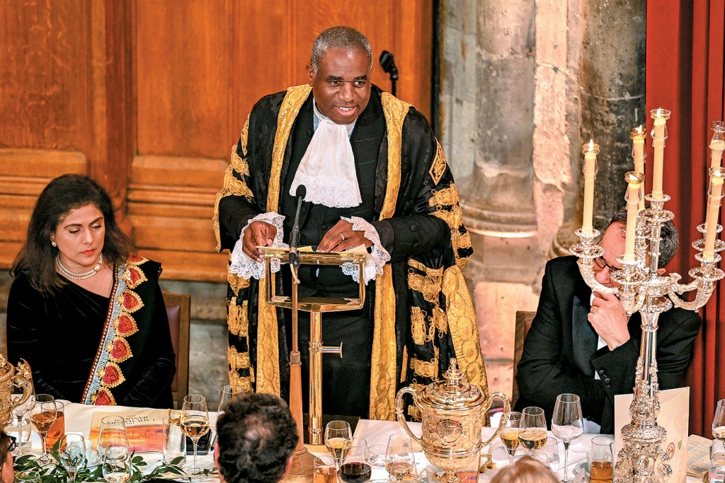 英国司法大臣林德伟周一在伦敦市政厅参加晚宴并致词。