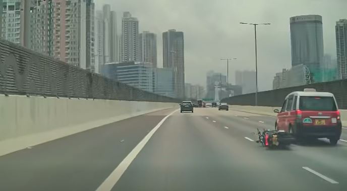 电自行车搁在的士旁。fb 车cam L（香港群组）  