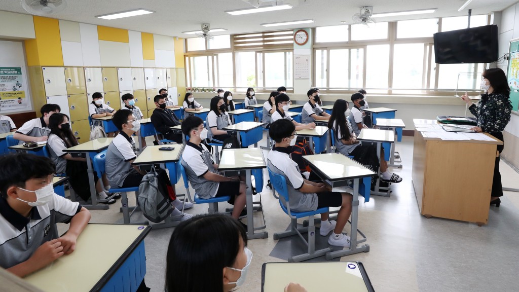 南韓安東市一所高中有老師與學生父親合作偷試卷。 路透社