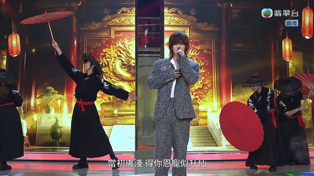 曾比特(Mike)歌聲伴隨佳麗登場。 曾比特(Mike)歌聲伴隨佳麗登場。