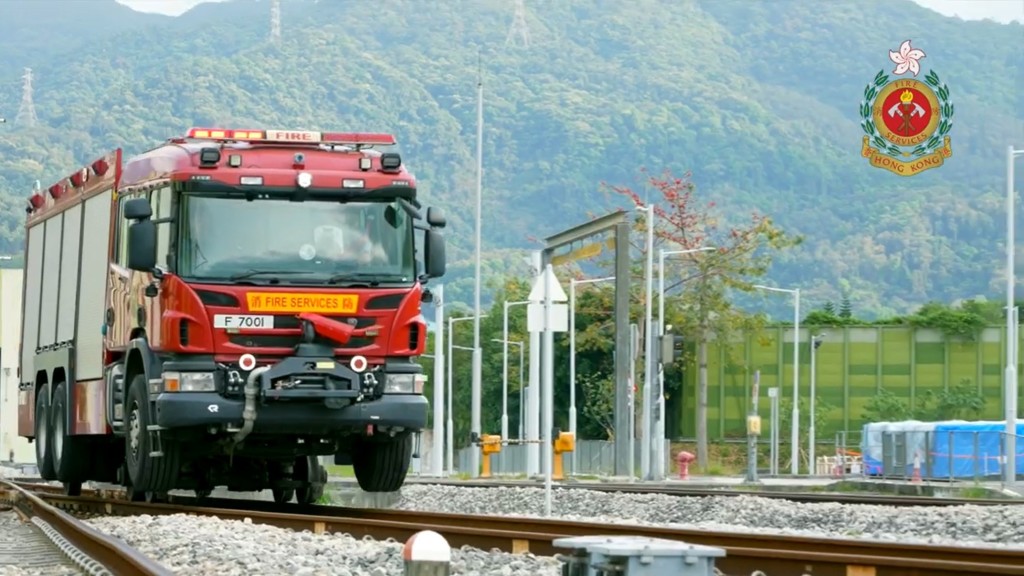 香港消防處今日(19日)在社交平台介紹新裝備──軌路兩用車。消防處fb影片截圖