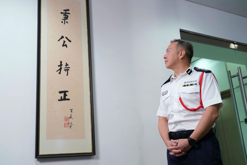 周一鳴期望整個警隊目標一致,大家士氣高昂,為自己作為警務人員而感到驕傲。 周一鳴期望整個警隊目標一致,大家士氣高昂,為自己作為警務人員而感到驕傲。