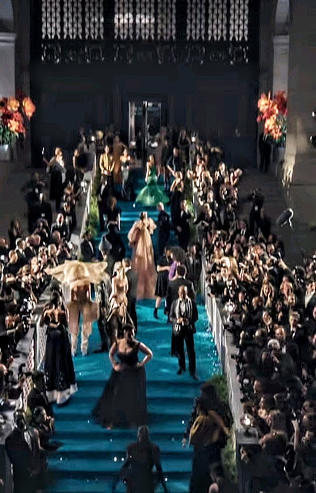 今集劇組打造了一場Met Gala式時尚盛會，邀得多位時尚名人、名模紅星客串演出。