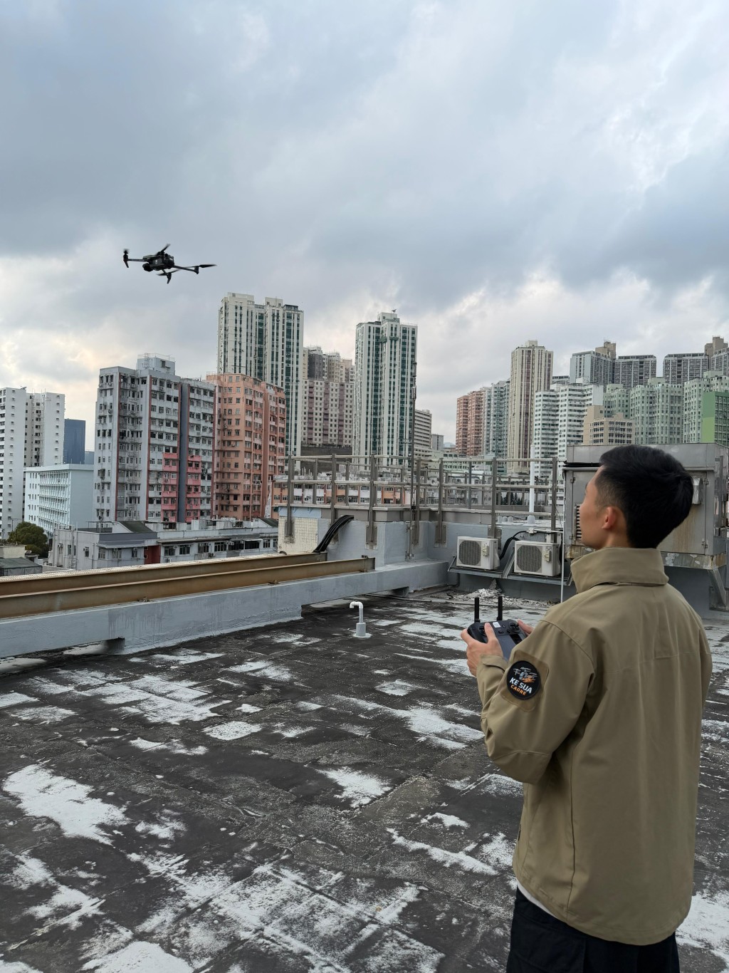 人員突擊搜查東九龍總區多個罪案黑點，並調配無人機配合地面人員執法，行動共拘捕20人。警方圖片