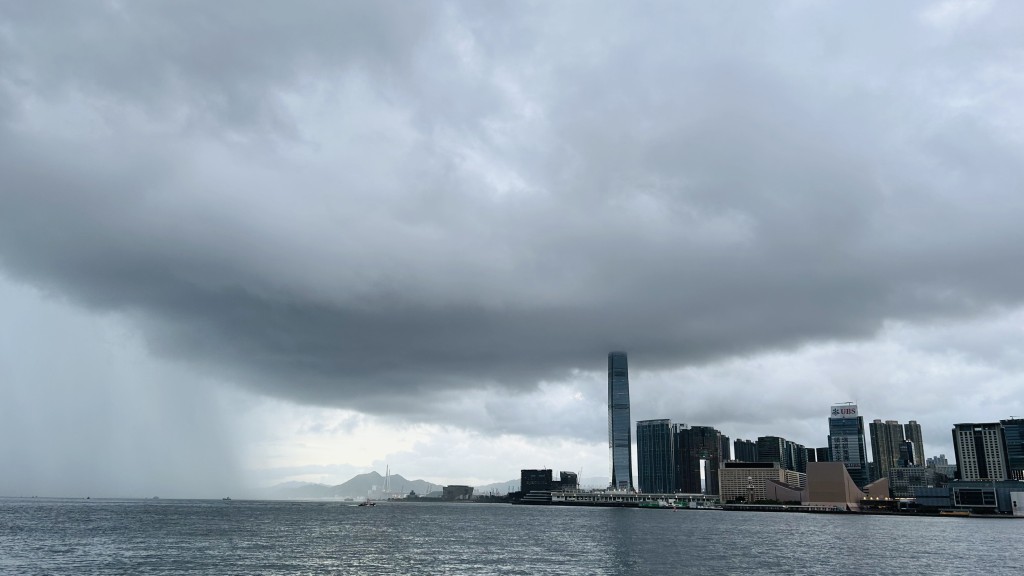 局部地区有狂风雷暴。蔡楚辉摄