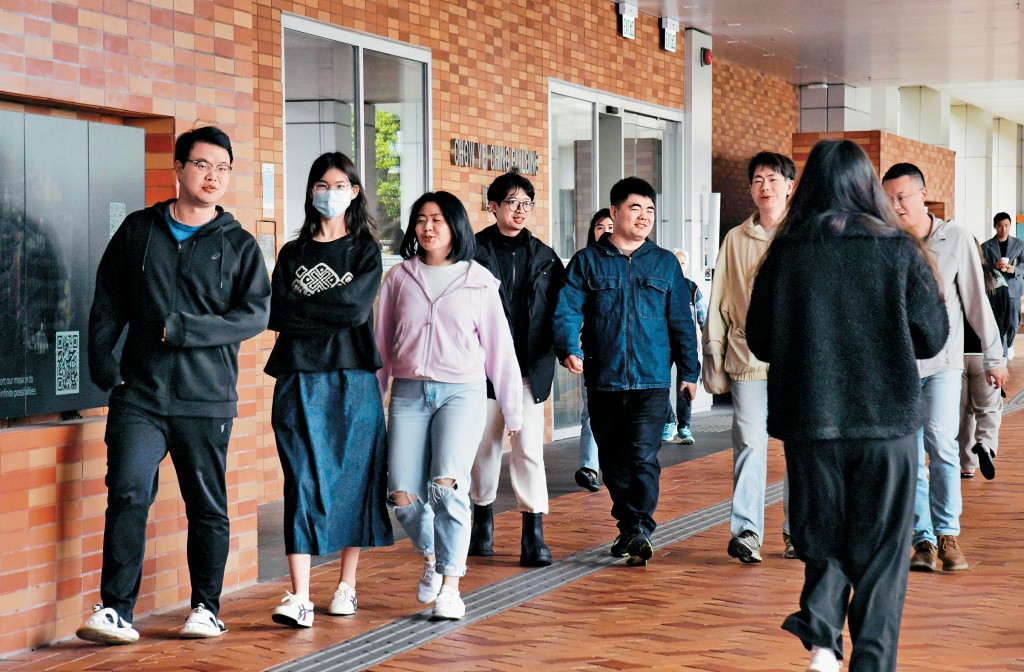 根据大学联校就业资料库的最新数据显示，各行业提供予毕业生的全职工作机会从2023年的8.7万个，暴跌至2025年的3.07万个。