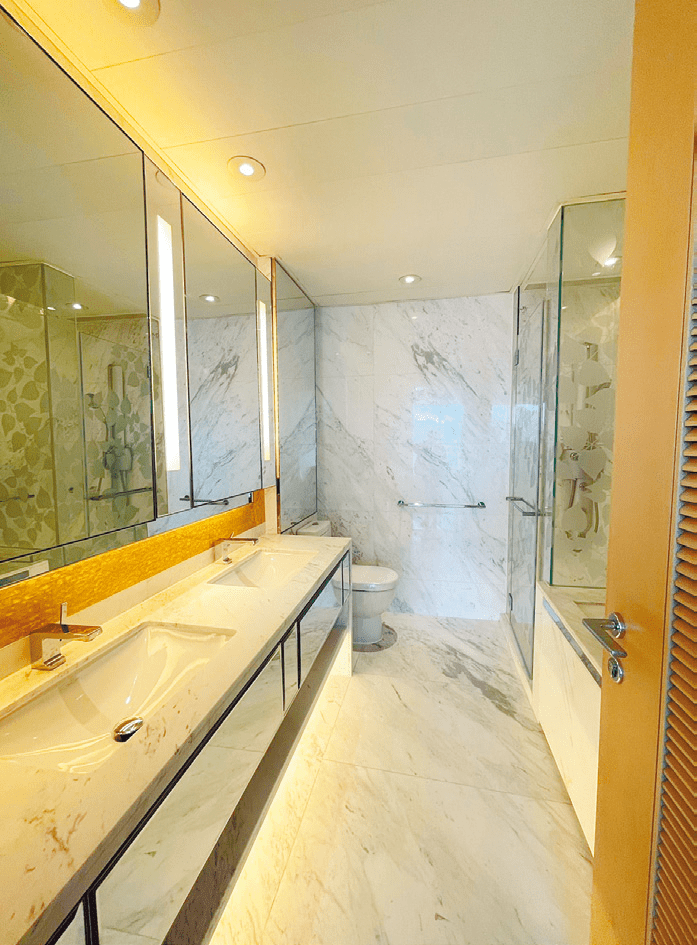 浴室設淋浴間及浴缸，用家可體驗不同的沐浴享受。