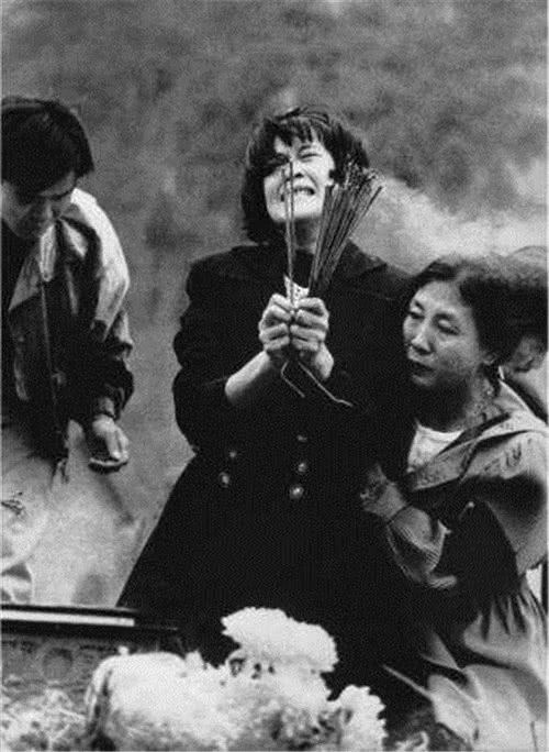 桂林空難的死者家屬只能在現場拜祭,未能領回遺體。網圖 桂林空難的死者家屬只能在現場拜祭,未能領回遺體。網圖
