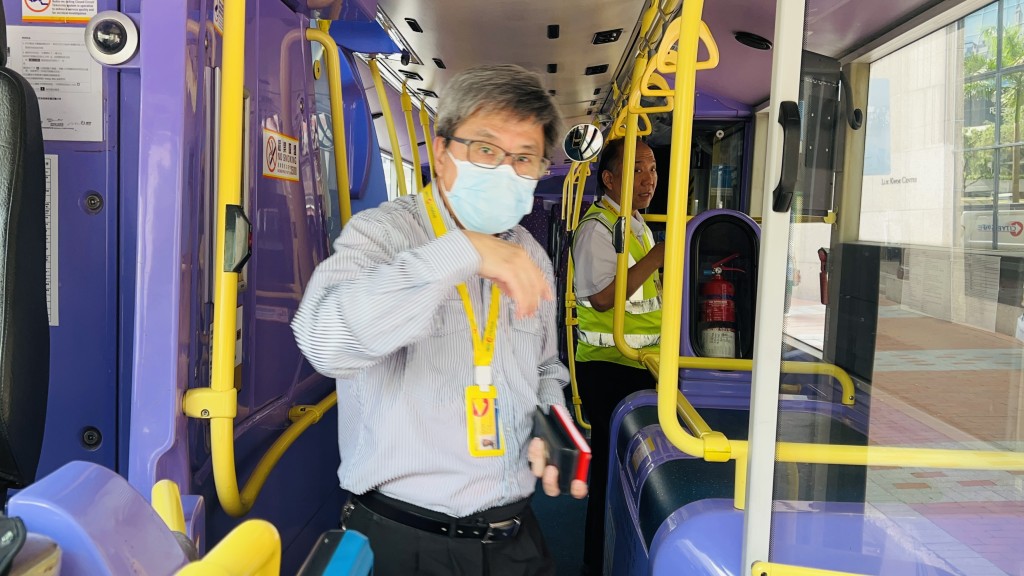 車長解釋事件經過。蔡楚輝攝
