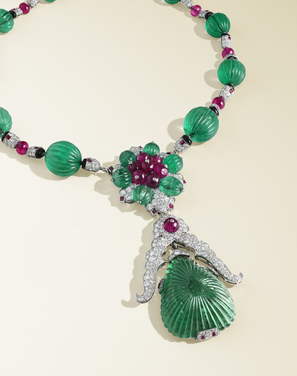 Van Cleef & Arpels 寶石項鏈/胸針, 估價8,800,000– 12,000,000港元。 Van Cleef & Arpels 寶石項鏈/胸針, 估價8,800,000– 12,000,000港元。