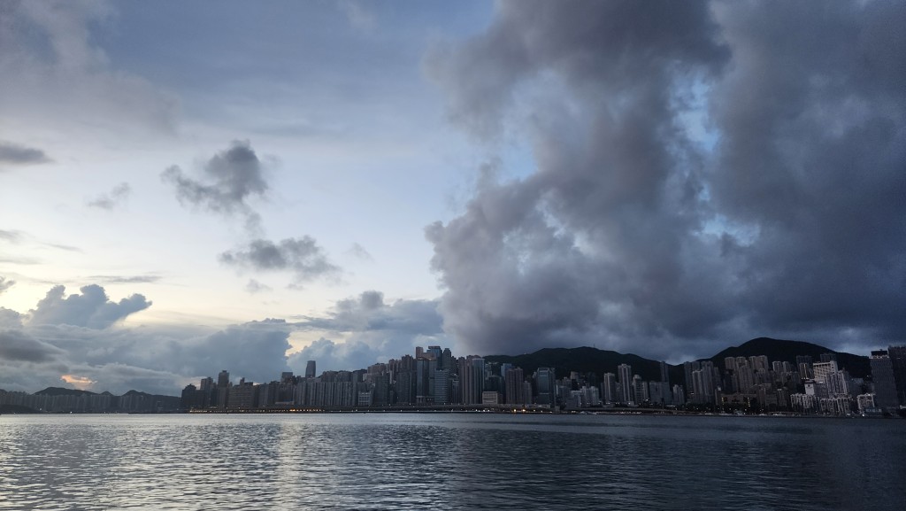吹和緩東至東南風。 吹和緩東至東南風。