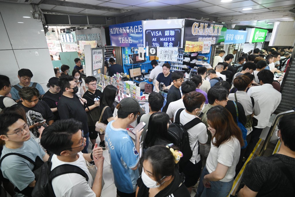 蘋果iPhone 18 Pro 系列9月18日開售,先達人頭湧湧。 蘋果iPhone 18 Pro 系列9月18日開售,先達人頭湧湧。
