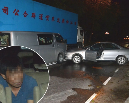 藍衣者為客貨車司機。李子平攝