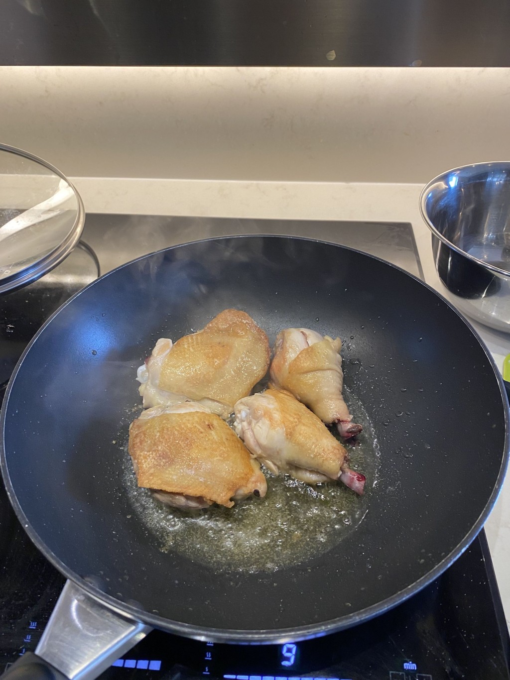1. 雞髀撲上少許麵粉，再用橄欖油和平鑊煎至金黃色。移除，備用。