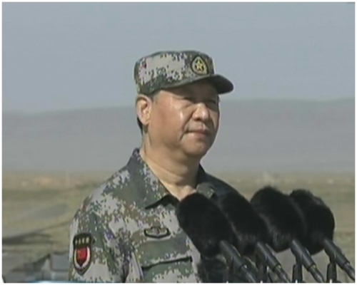 習近平身穿軍服閱兵。
