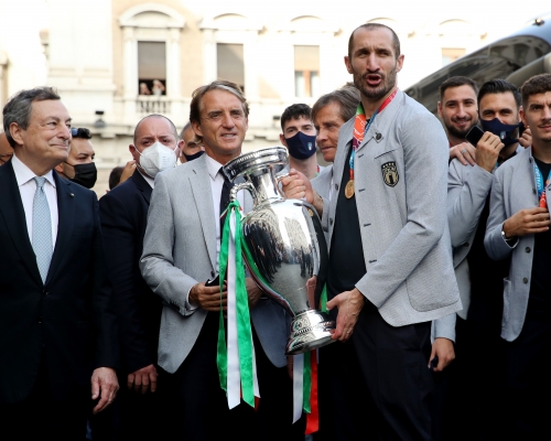 基亞連尼上月和意大利國家隊回國慶祝捧走歐國盃。 Reuters