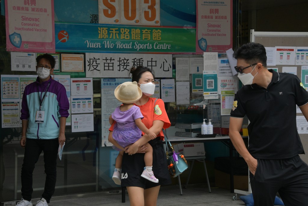 報告指出，本港市民合共接種了約2,092萬劑新冠疫苗，已接種最少一劑疫苗的市民約692萬名。資料圖片