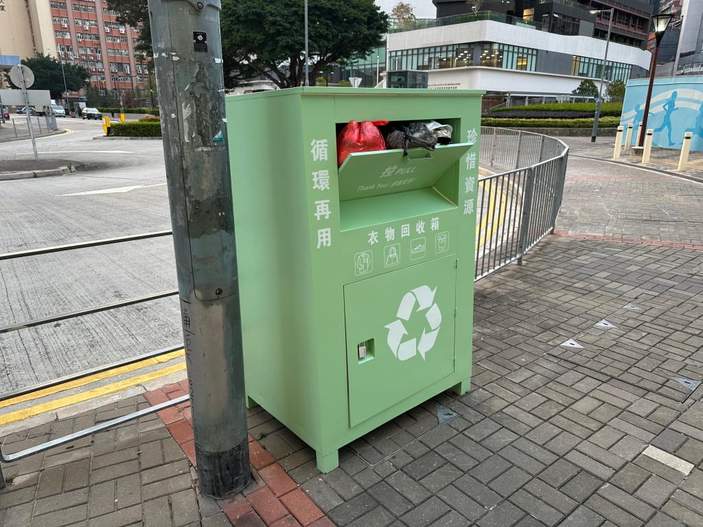 記者發現近日新蒲崗四美街街頭出現一個淺綠色的舊衣物回收箱。