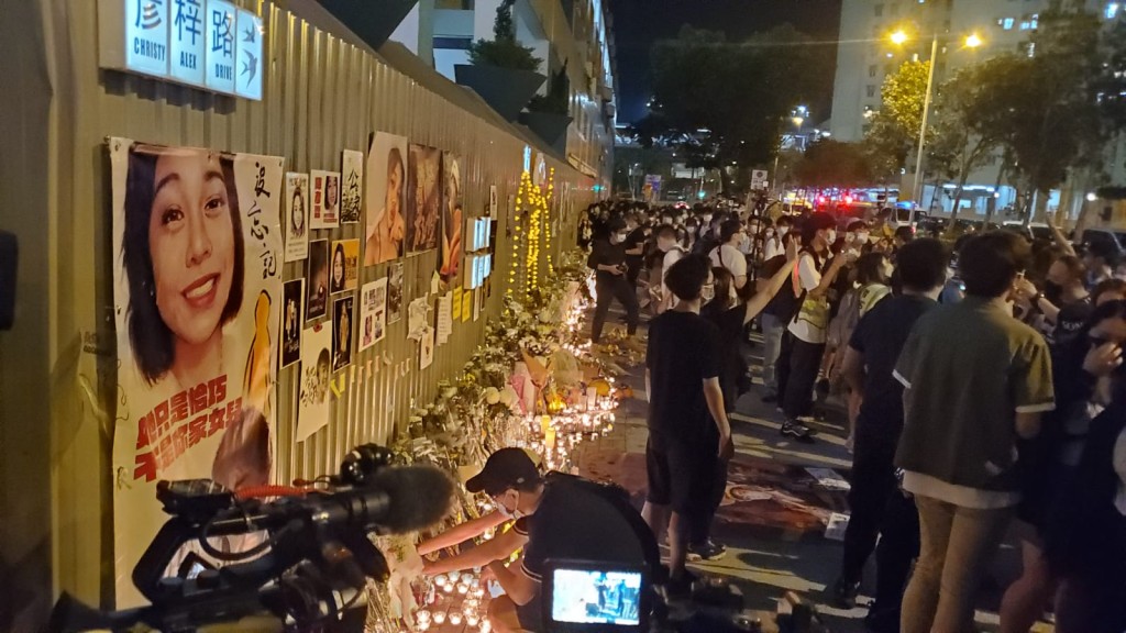有人到尚德停車場外悼念。尹敬堂攝