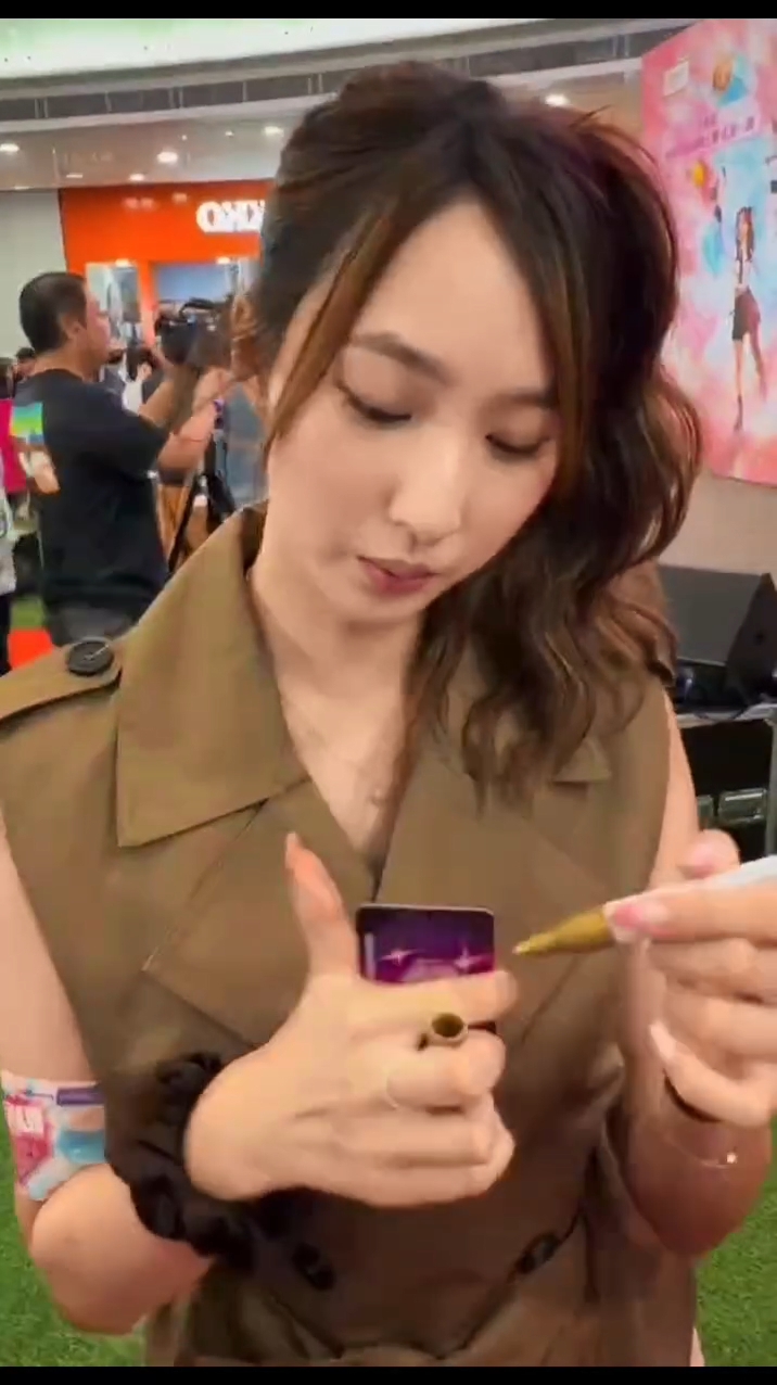 鍾柔美似略顯不耐煩：「簽埋名先好無？」