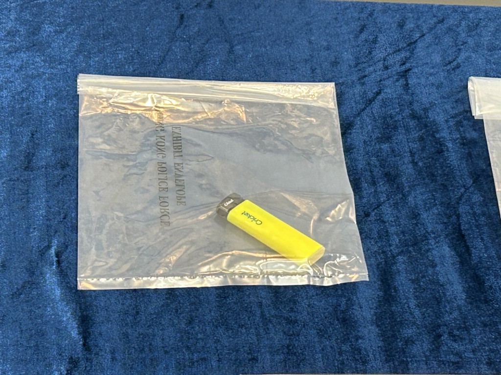 懷疑涉案打火機及燒過紙碎。 懷疑涉案打火機及燒過紙碎。