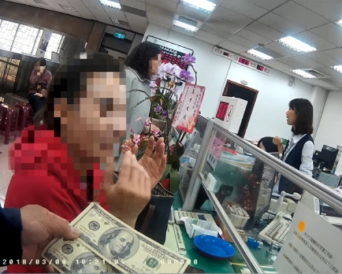 女侍應陳女士（左）5年前收了客人給的2張百元美鈔，日前拿到銀行兌換才知是偽鈔，被警方帶回派出所。（網圖）