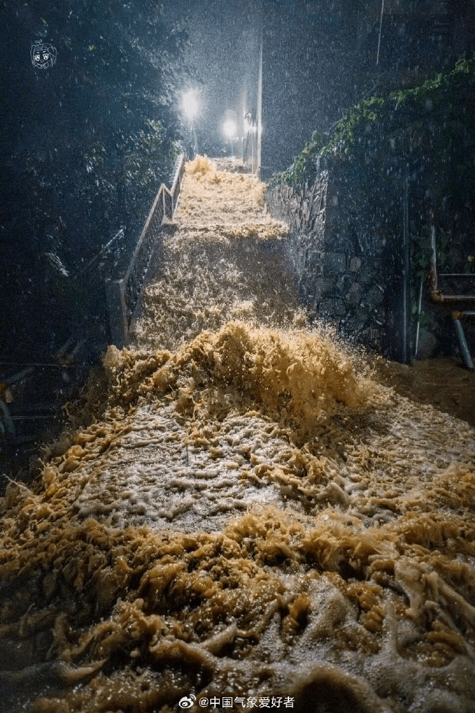 福州暴雨下，出現嚴重水浸，梯間變瀑布。