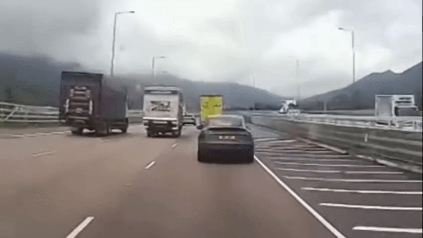 現場為粉嶺公路往大埔方向近林錦公路交匯處彎位。Threads:asiaidiotdrivers 現場為粉嶺公路往大埔方向近林錦公路交匯處彎位。Threads:asiaidiotdrivers