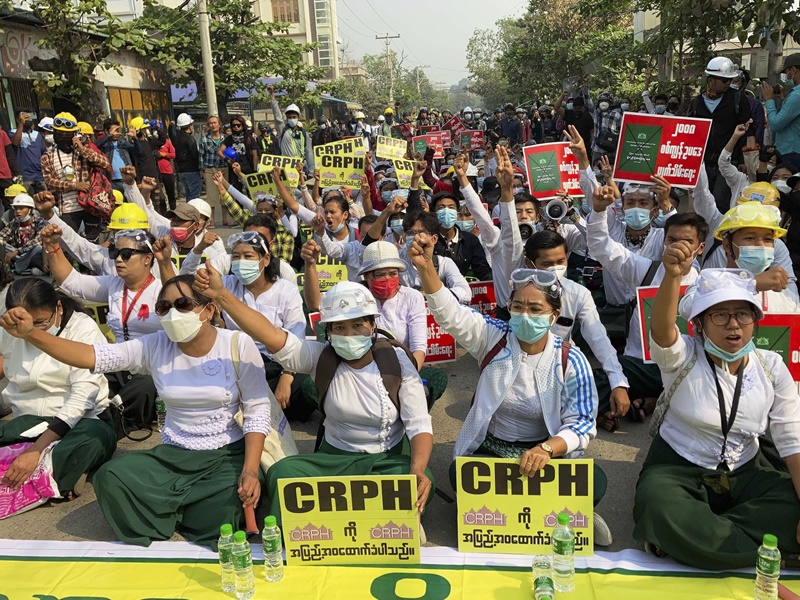 緬甸示威不絕大批群眾不理會宵禁令在街上聚集。AP