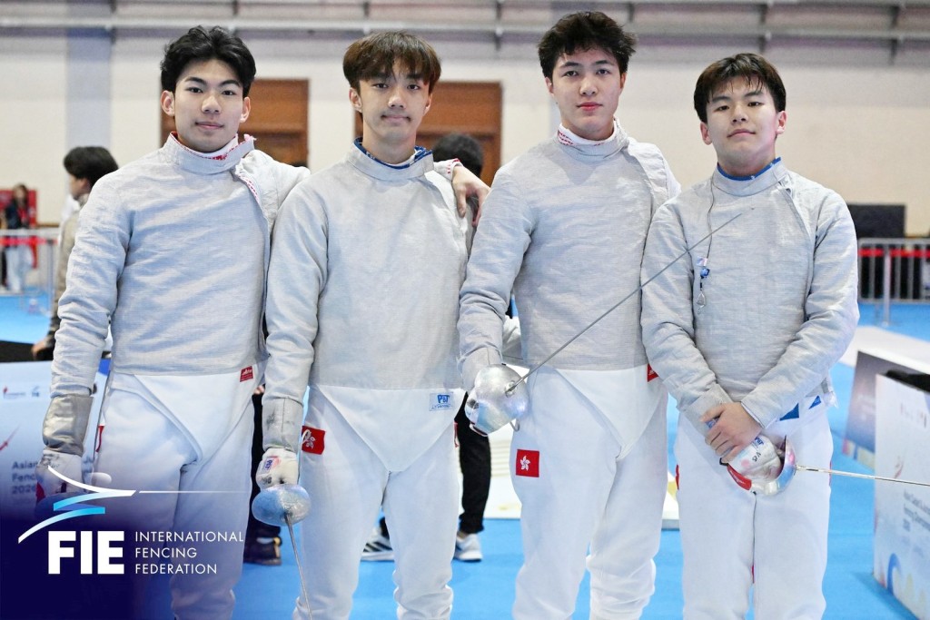 男子佩剑的何柏霖(左二) 夺个人赛金牌及团体赛铜牌。香港剑总图