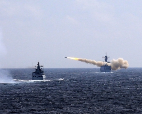 解放軍2016年8月在東海舉行實兵實彈對抗演習，濟南艦發射對海飛彈的畫面。網上圖片