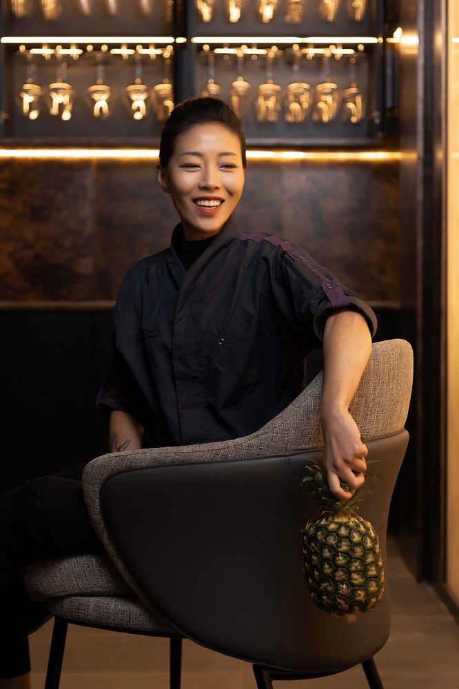 来自香港的谭绮文，夺得「亚洲50最佳餐厅」2021年度亚洲最佳女厨师殊荣。