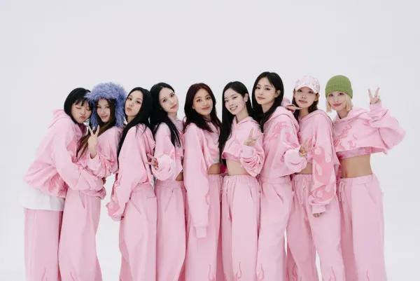 TWICE在官網宣布舉行《THIS IS FOR》世界巡迴演唱會。 TWICE在官網宣布舉行《THIS IS FOR》世界巡迴演唱會。
