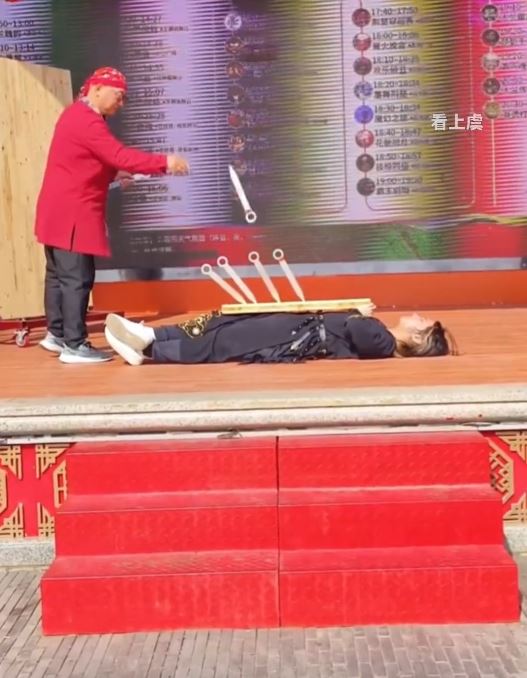 飛刀手失誤，鋼製飛刀擊中表演拍檔。