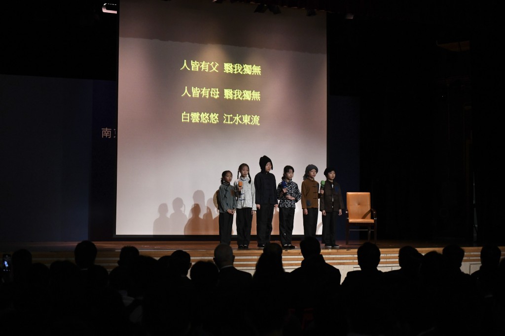 中、小学生连同演员们亦以话剧的形式，以战争中的幸存者还原历史。