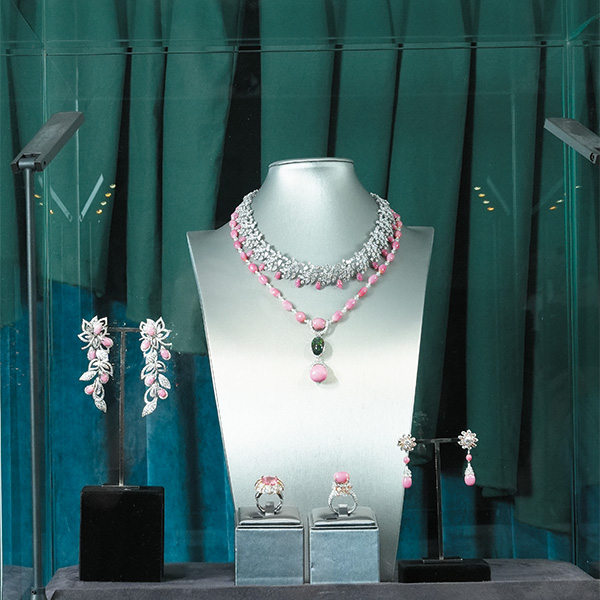 超过150卡的粉红海螺珠套装，非常珍贵。孙誉文喜欢这种宝石，认为比钻石更有味道。