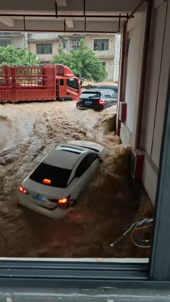 有車輛被洪水沖入建築物地庫位置。抖音@扮演紳士 有車輛被洪水沖入建築物地庫位置。抖音@扮演紳士
