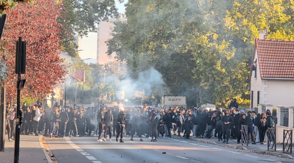 法國學生上街抗議，投擲煙花，與防暴警察爆發衝突。路透社