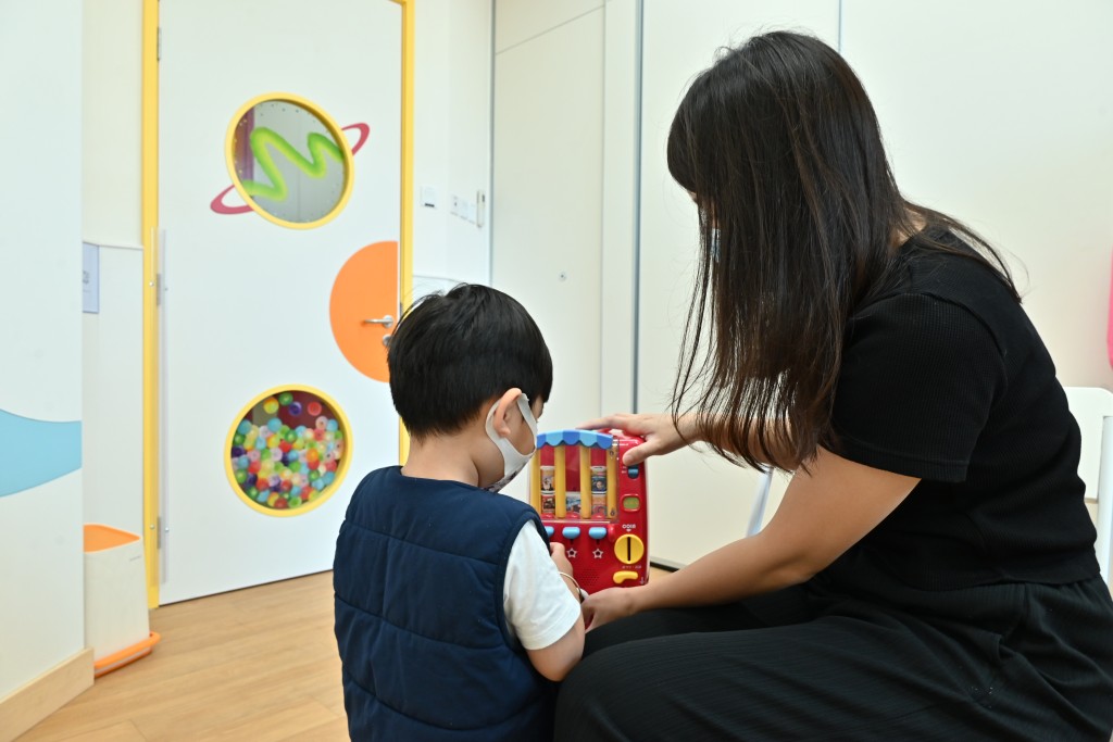 莫太認為照顧有語言障礙的小朋友困難在於「你唔知佢想點」。（圖片來源：《親子王》）