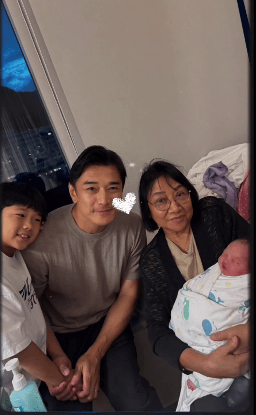 近日黃長興在社交平台晒出抱B相，表示家裡迎來新成員，其母抱住初生孫女好開心。