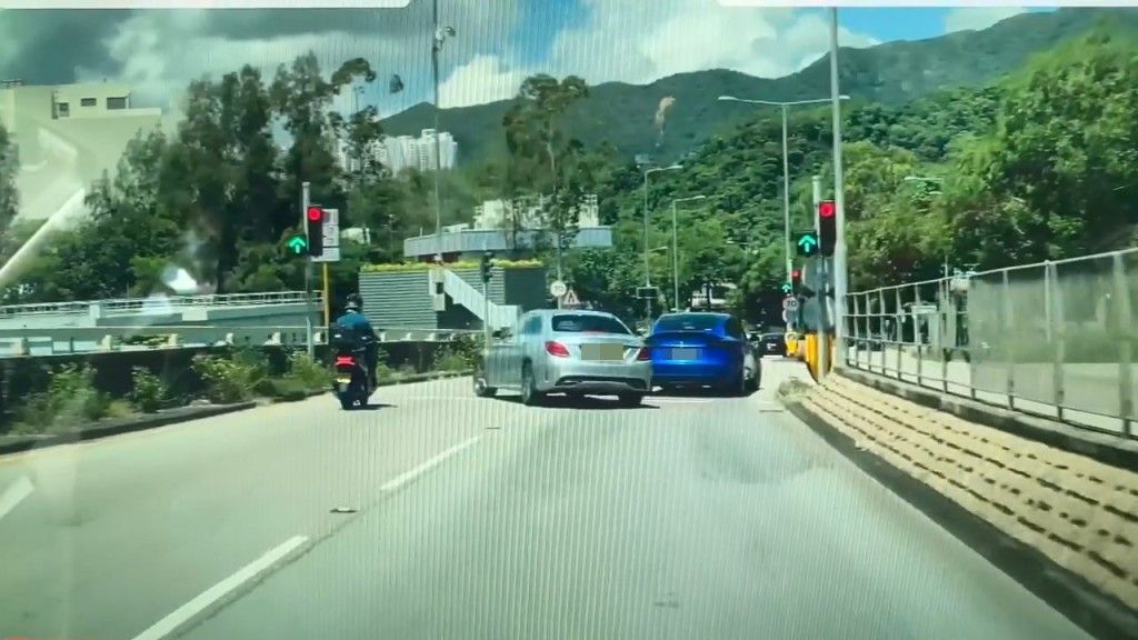 Tesla突然收慢,私家車扭軚閃避。 Tesla突然收慢,私家車扭軚閃避。
