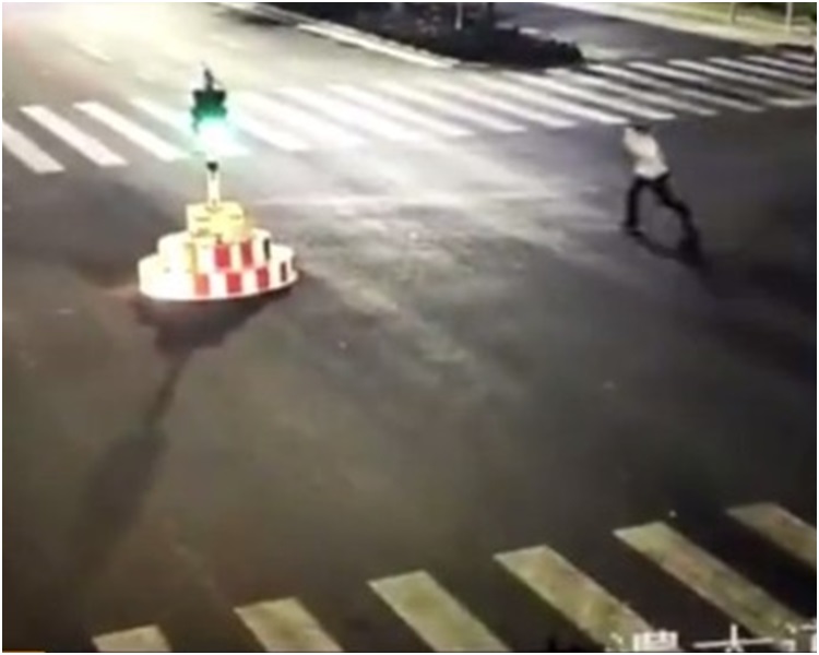 開車男衝出路中心。網圖