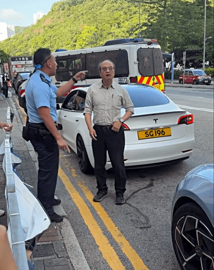 警員義正詞嚴反駁。fb：向香港警察致敬 
