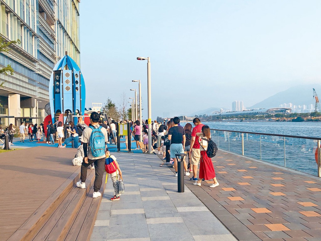 ■啟德發展區兒童醫院海濱長廊月前開放，設計新穎的遊樂設施更吸引市民一家大小前來玩樂。